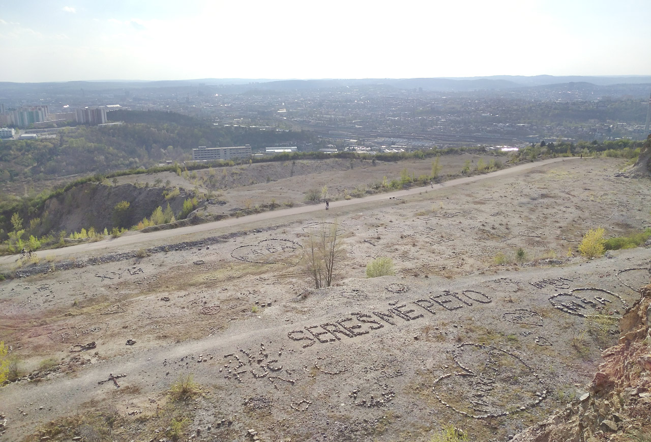 Nápisy v lomu nepřestávají překvapovat. Pokaždé, když na místo přijdu, objevím nové a nové.