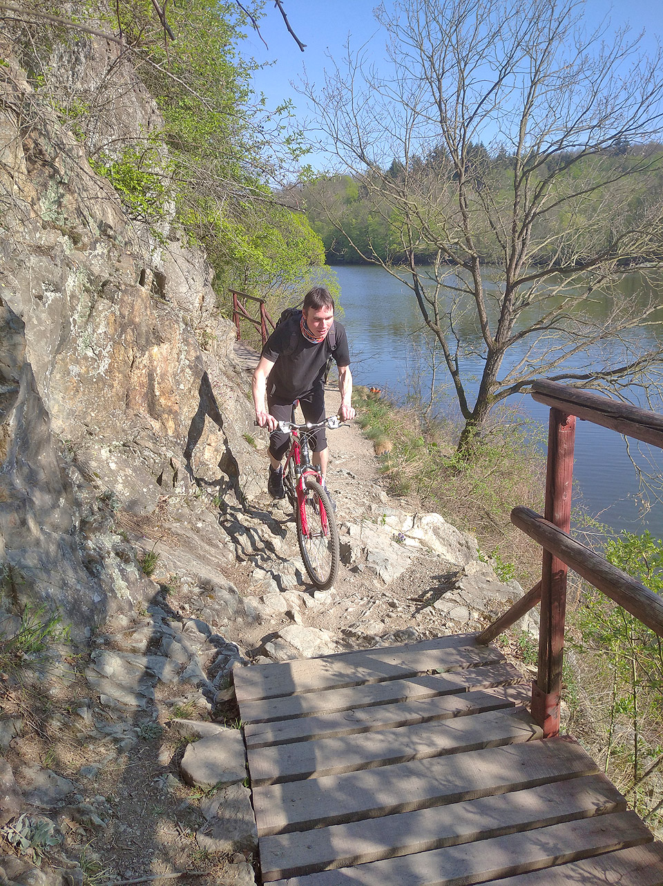 ¥ se rozhodl projet až k hradu bez sesednutí z kola, což mu na Zouvalce způsobilo nejednu horkou chvíli.