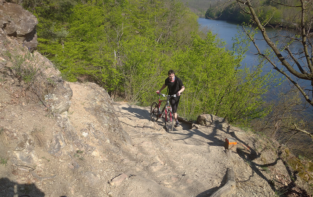 Ale nakonec ho skalní pěšinka stejně dostala.