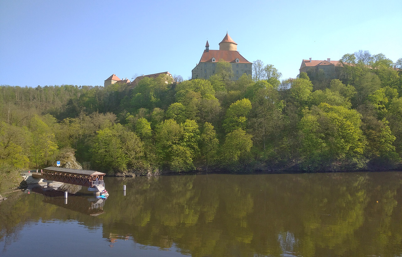 Před pátou hodinou přijíždíme k hradu a já se omlouvám a na hodinku se připojuji k telekonferenci s Kevinem, Martinem a Janou.