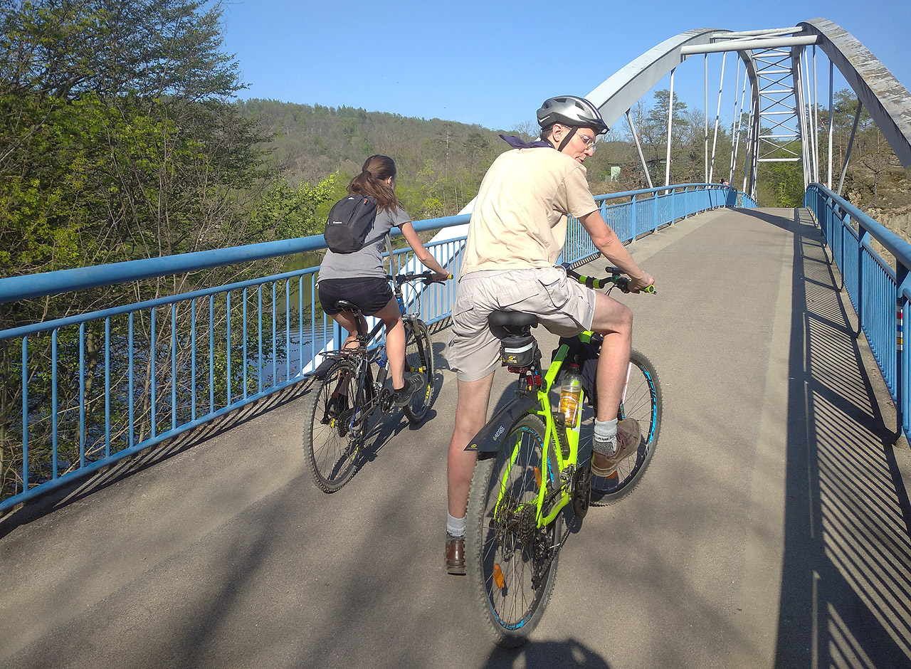 Martinův vysportovaný zadek na nové lávce pod hradem Veveří z roku 2003.