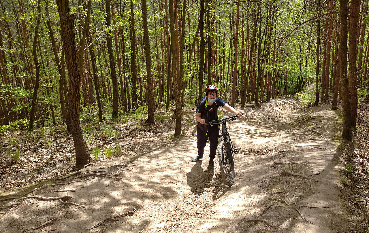 Výšlap z Lelekovic k rozhledně na Babím lomu byl na Vodníka i s jeho novým kolem poněkud strmý. Musím se ovšem přiznat, že ve vyšších partiích jsem z kola slezl i já.