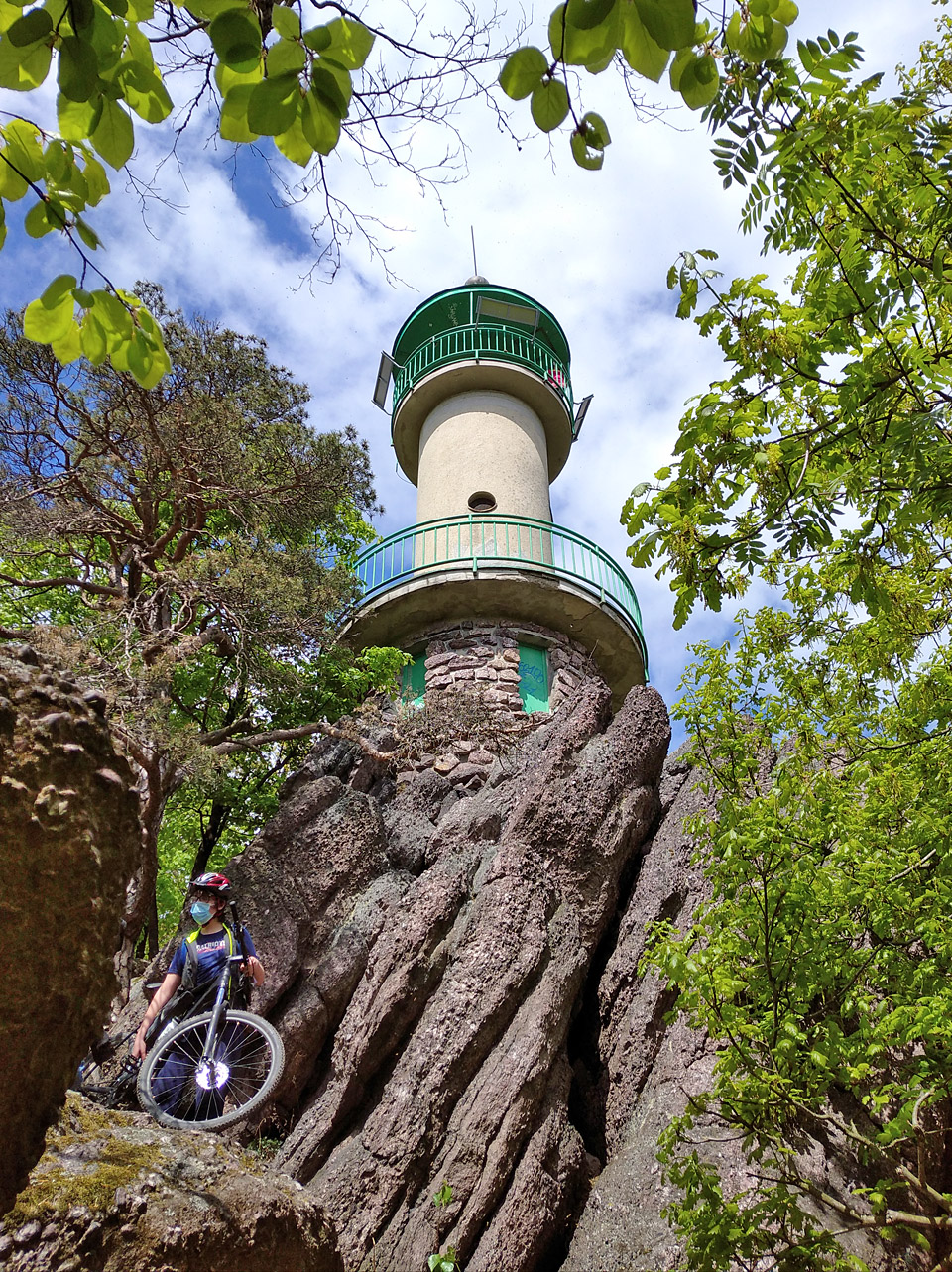 K samotné rozhledně jsme museli šplhat doslova po skalách i s bicykly.