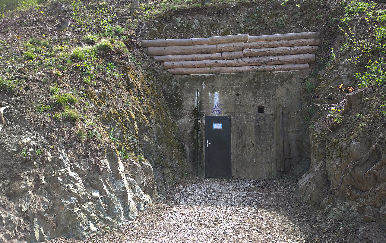 Štoly v úbočí kopce Záruby sloužily v průběhu 2. světové války jako kryty pro zaměstnance blízké válečné strojírny (později TOS Kuřim). Dlouho zely prázdnotou, později je město Kuřim uzamčelo a nyní jsou přístupné veřejnosti s průvodcem a za poplatek.