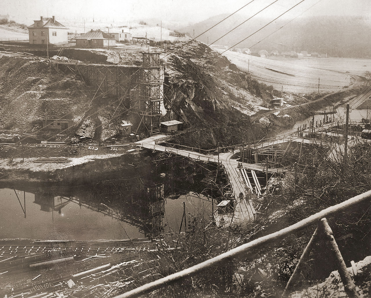 Naše poslední zastávka u hráze Brněnské přehrady (už zase). Na informační tabuli zde lze spatřit fotku z výstavby hráze, dokazující, že ve 30. letech tu byla v provozu stavební úzkokolejka.