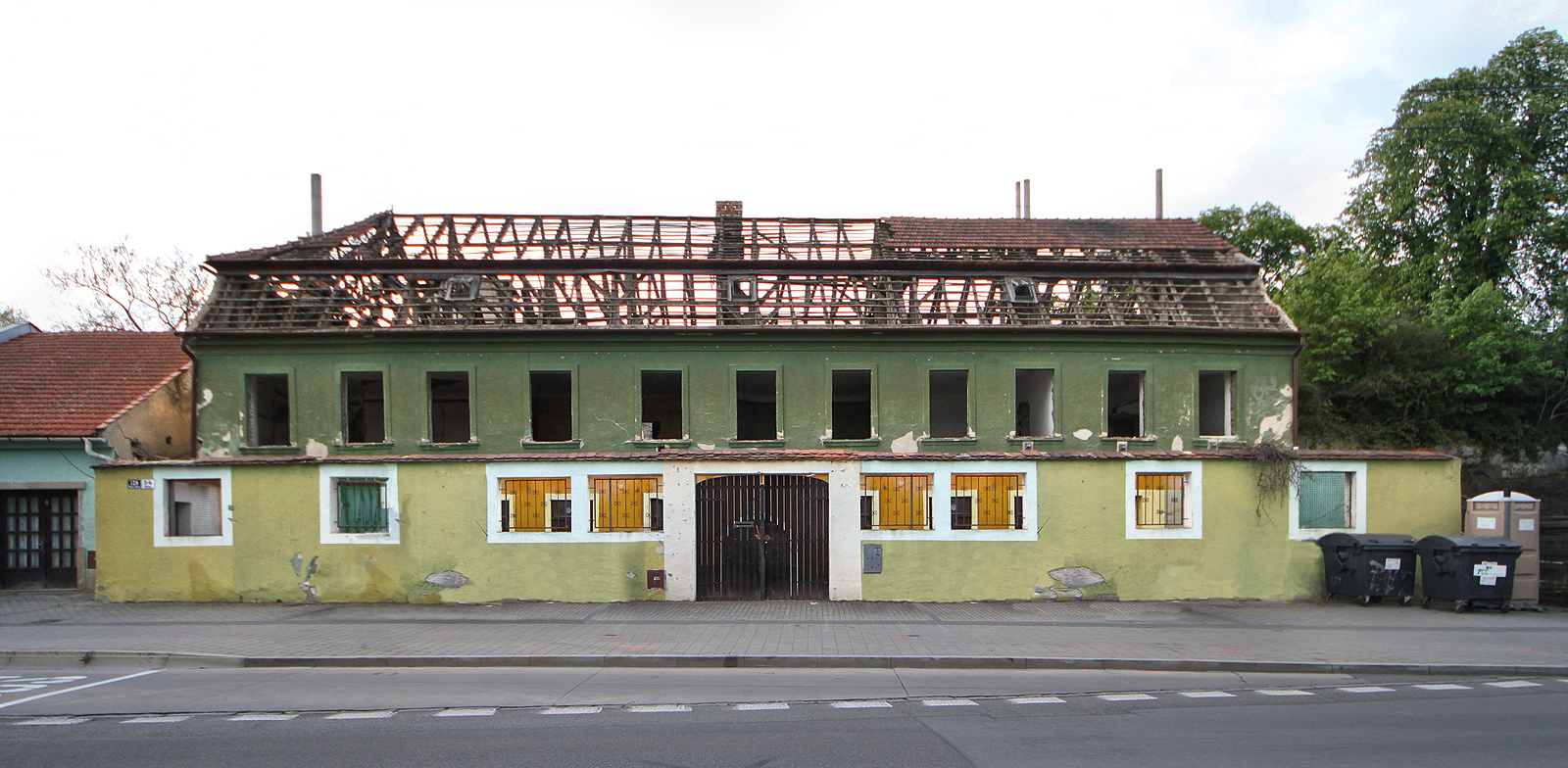 Poslední pohled na nebohý dům Hlinky 54, už s obnaženými krovy.