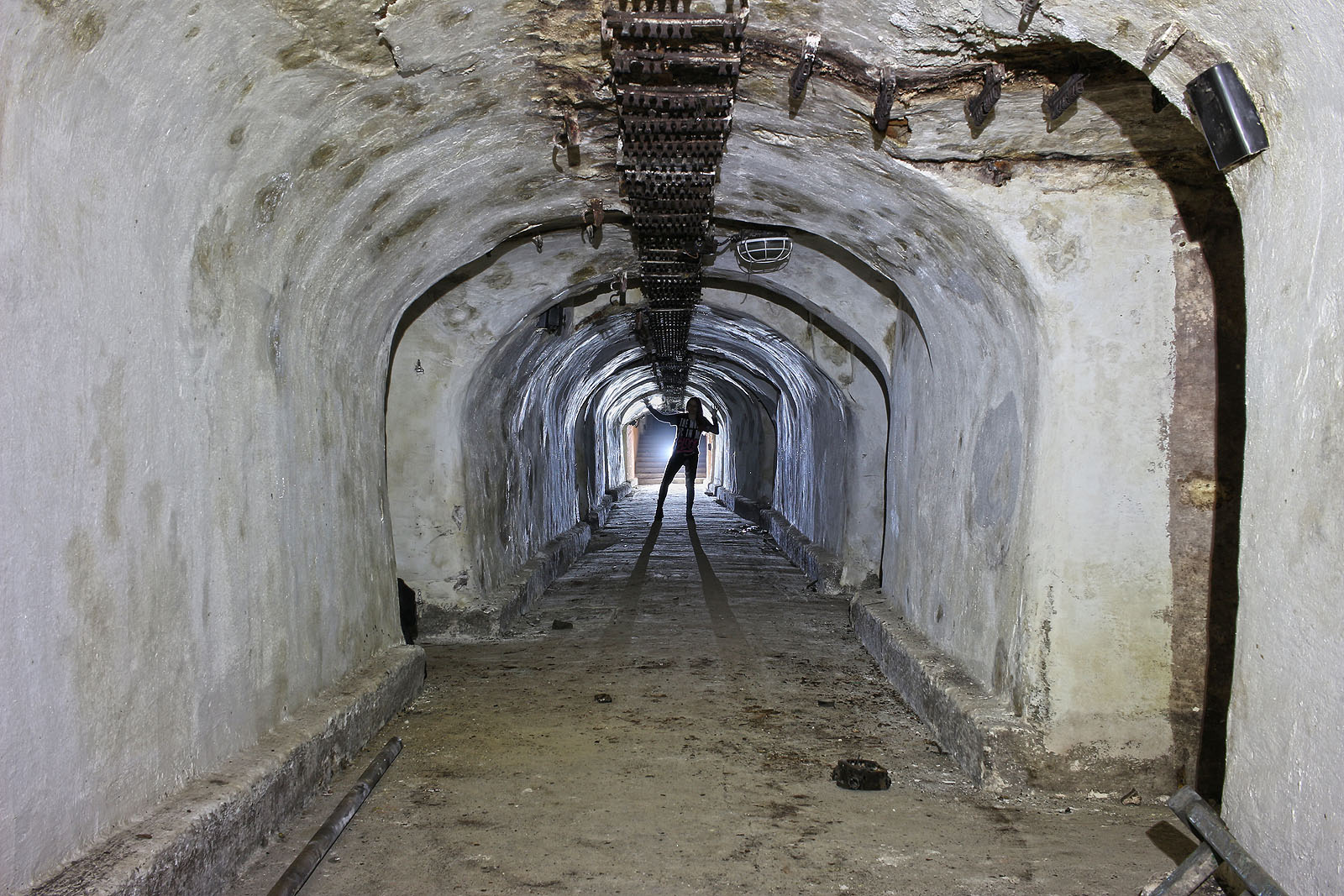 Centrální chodba vinného labyrintu vede daleko za dům do hloubky pod svažitou zahradu.