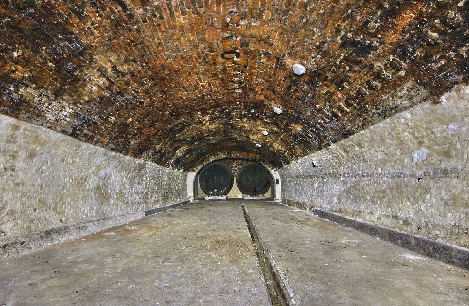 Vyvrcholením přímé chodby je podzemní sál úctyhodných rozměrů a v něm dva sudy, které odsud vcelku nikdo nevynese.