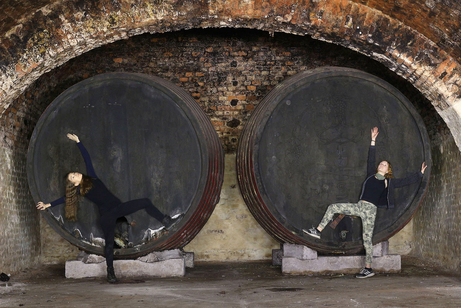 Když se nabažily Rionka a Doubravka, chtěly se u sudů vyfoti i Jitka a Barča.