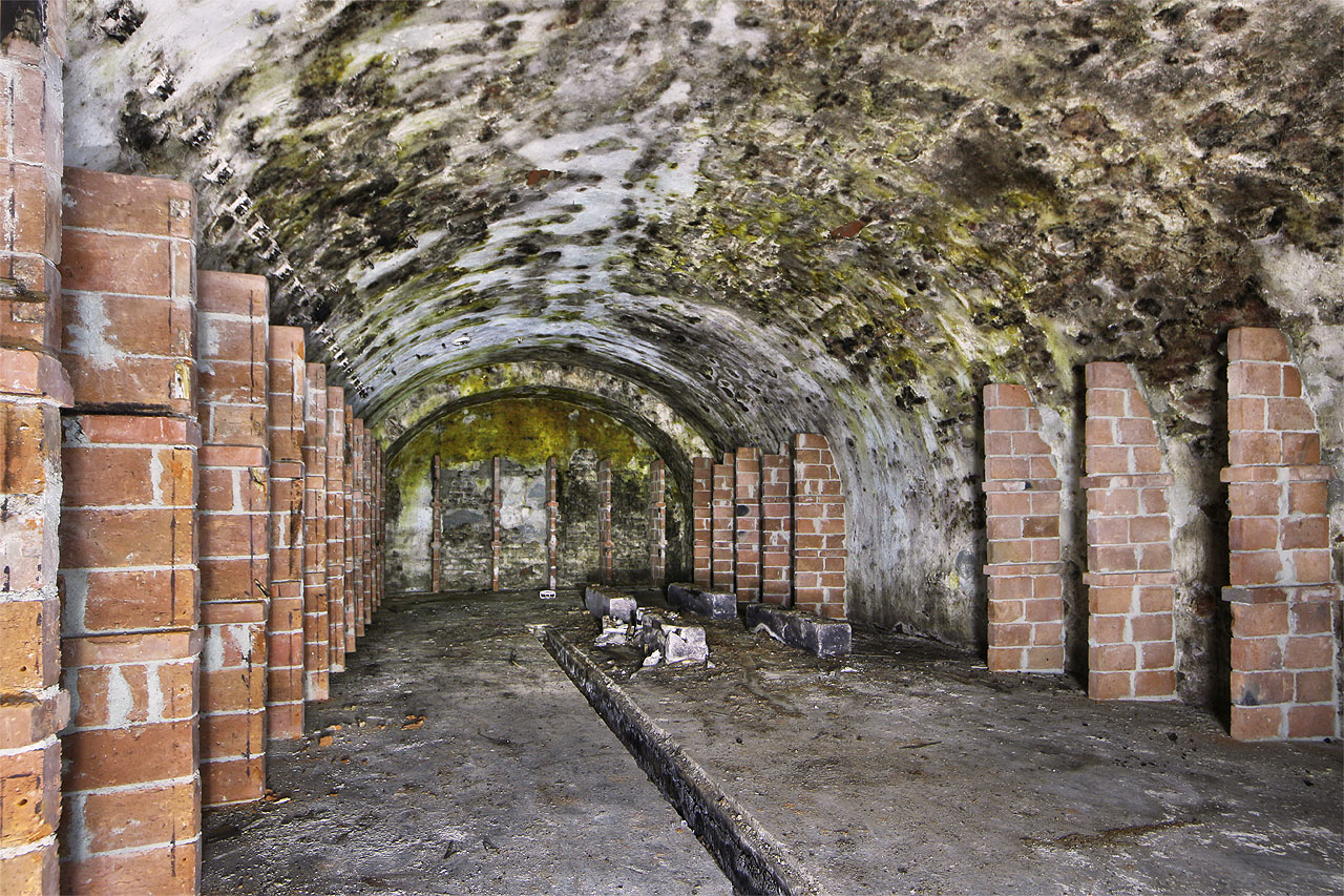 Zhruba polovina sklepních místností je prostých, pro uložení jednotlivých sudů nebo lahví.