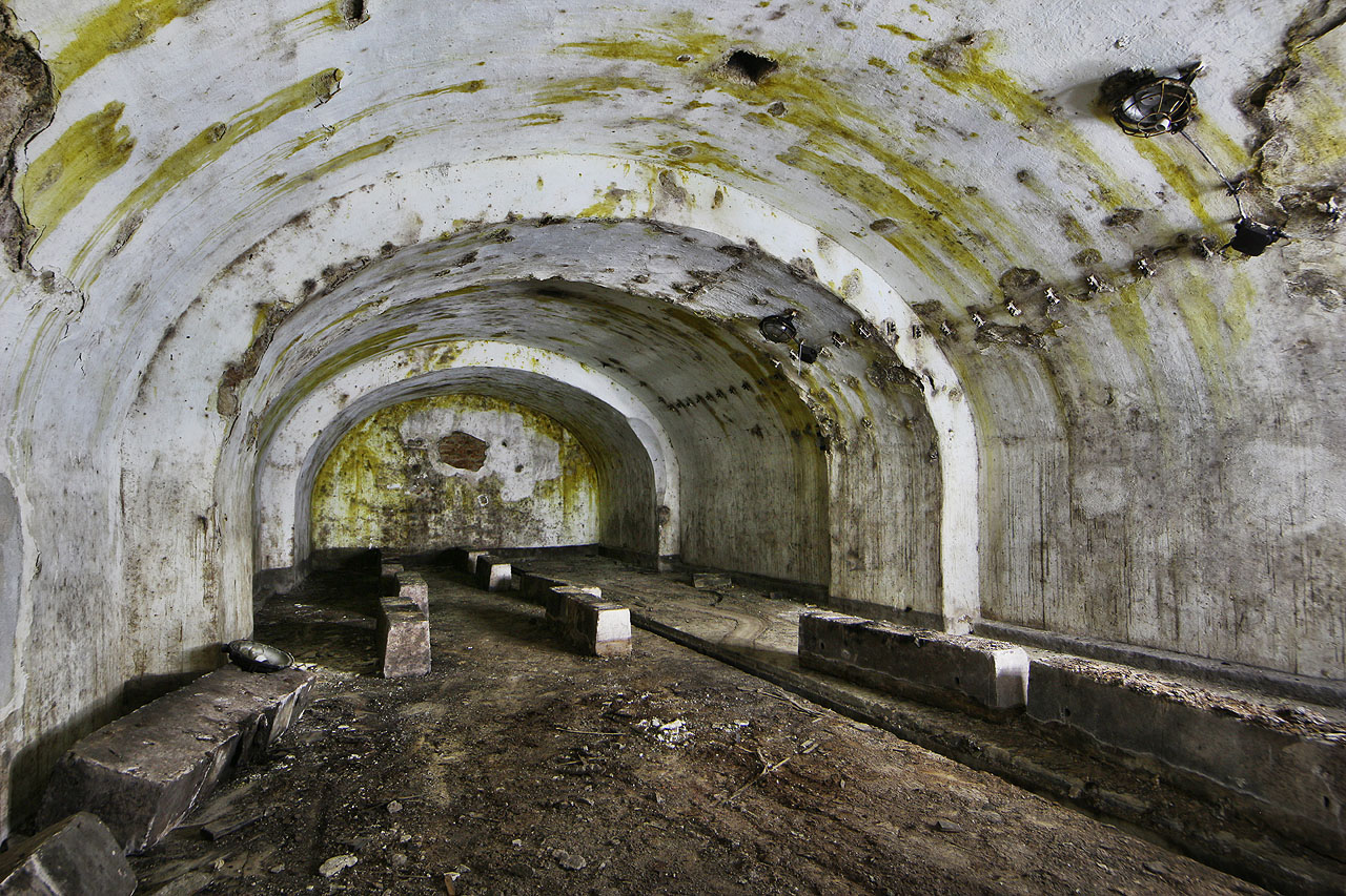 Ze zazděných otvorů v koncích chodeb usuzujeme, že sklepy na Hlinkách byly původně zesíťovány do větších komplexů.