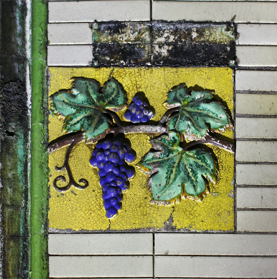 Keramická výzdoba ve sklepech je totožná s tanky v několika ostatních vinařstvích na Hlinkách. Zřejmě je budovala všechny stejná firma někdy v období 1. republiky.