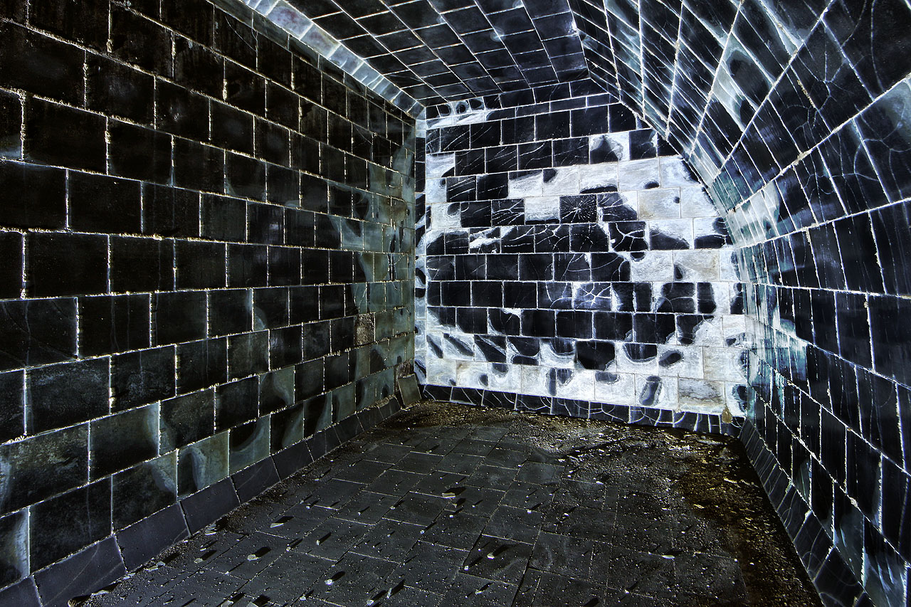 Vnitřní prostor tanku je obložen včetně stropu dlaždicemi z černého skla. Obdobnými, které v té době lemovaly okna nejednoho nového brněnského domu.