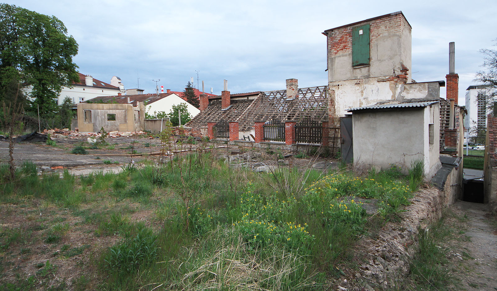 Nová výstavba nehradí nejen samotný barokní dům, ale také jeho příjemně ospalou zahradu.