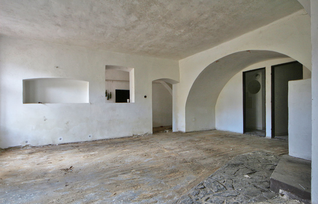 Také uvnitř domu je poznat, že místnosti byly různě přestavovány, děleny a spojovány. Barokní jádro se tu ovšem nezapře.