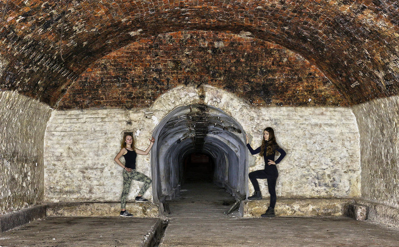 Ostatně jsou to právě sklepy, které byly nejzajímavější součástí domu a které z něj (zatím) jediné zbyly.