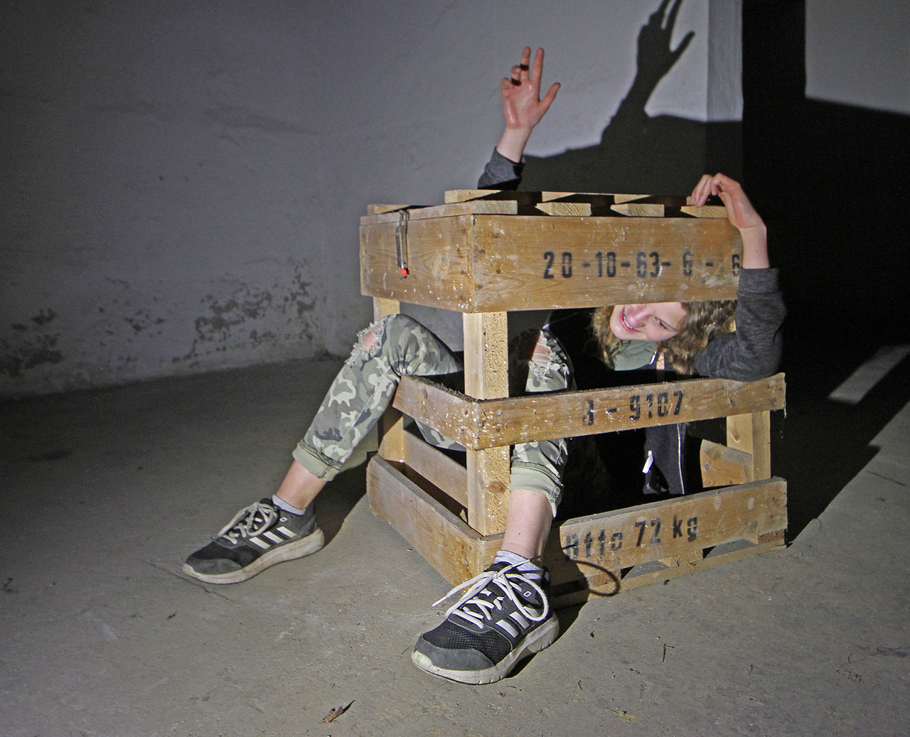 V Adamově jsme ještě navštívili <a href="http://spravnym.smerem.cz/Tema/Kryt%20za%20budovou%20Adastu%20%C4%8D.%2013">protiletecký kryt v Adastu</a>, abychom zjistili, že Barča váží i s bednou dohromady 72 kg.