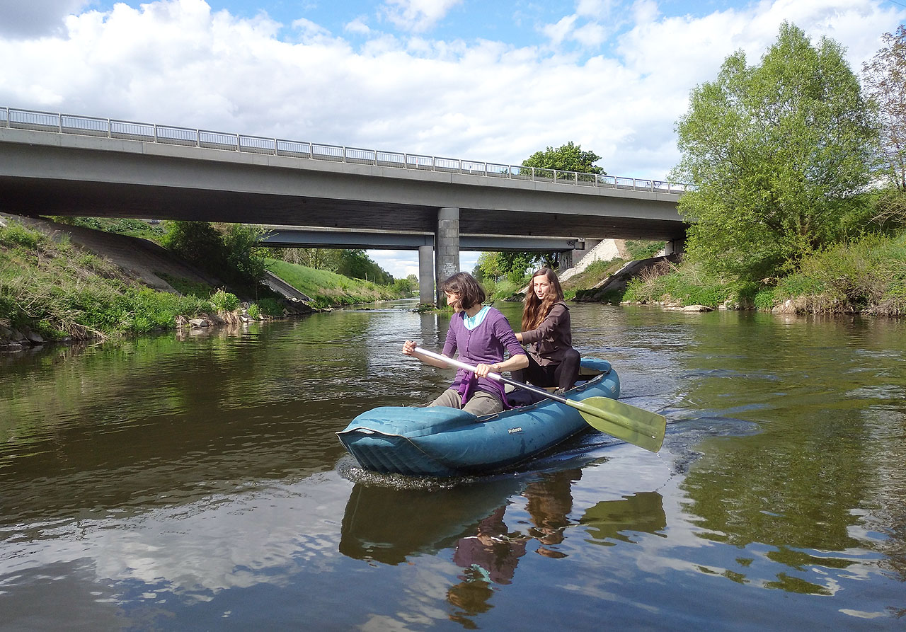 Druhý den, avšak první máj. Zahajujeme plavbu na jih v Modřicích za čističkou.