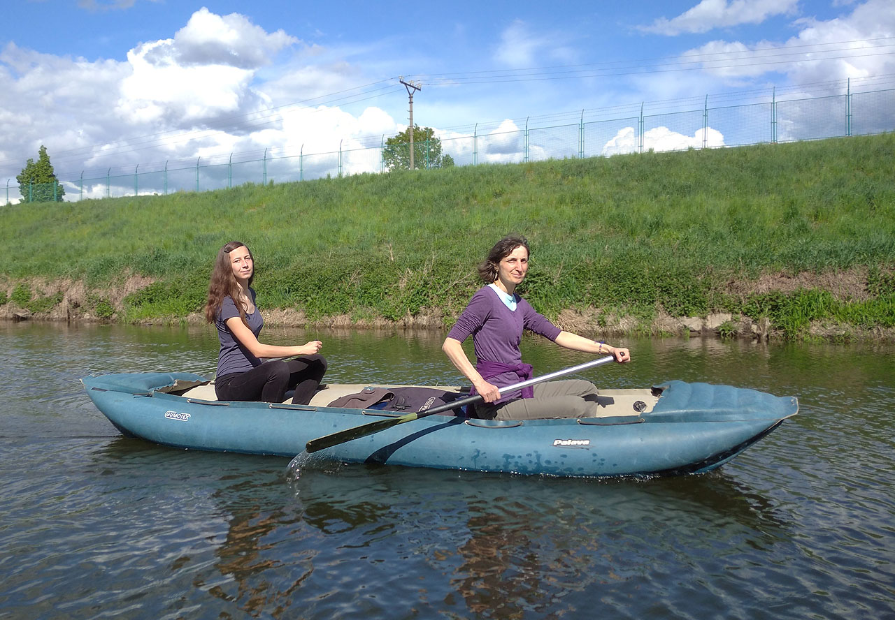 Doubravka s Narayani brázdí Svratku na neohrožené lodi Hluboký žal.