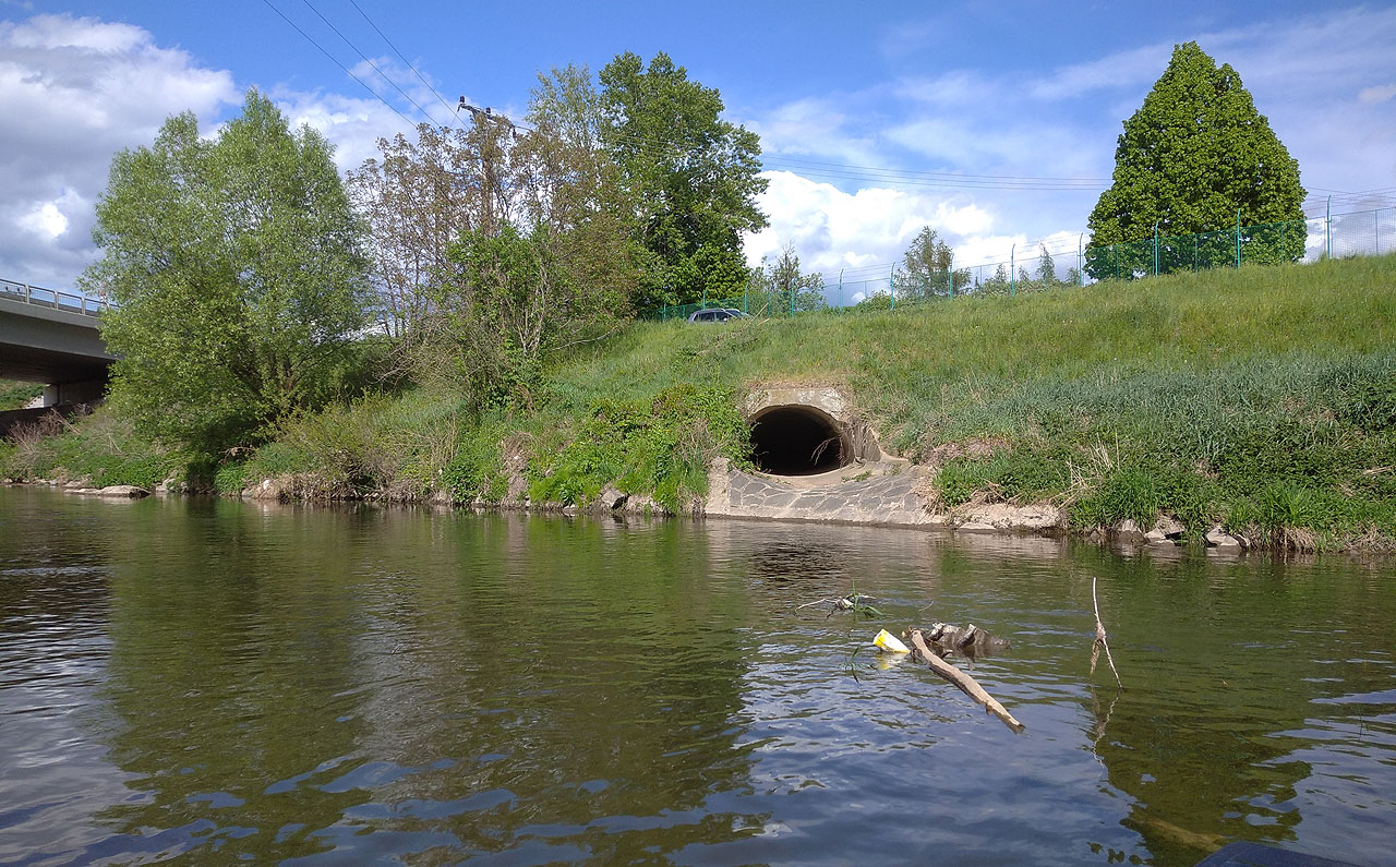 Takto lze spatřit brněnskou čistítnu odpadních vod při pohledu z řeky. Odlehčovací komora OKE19.