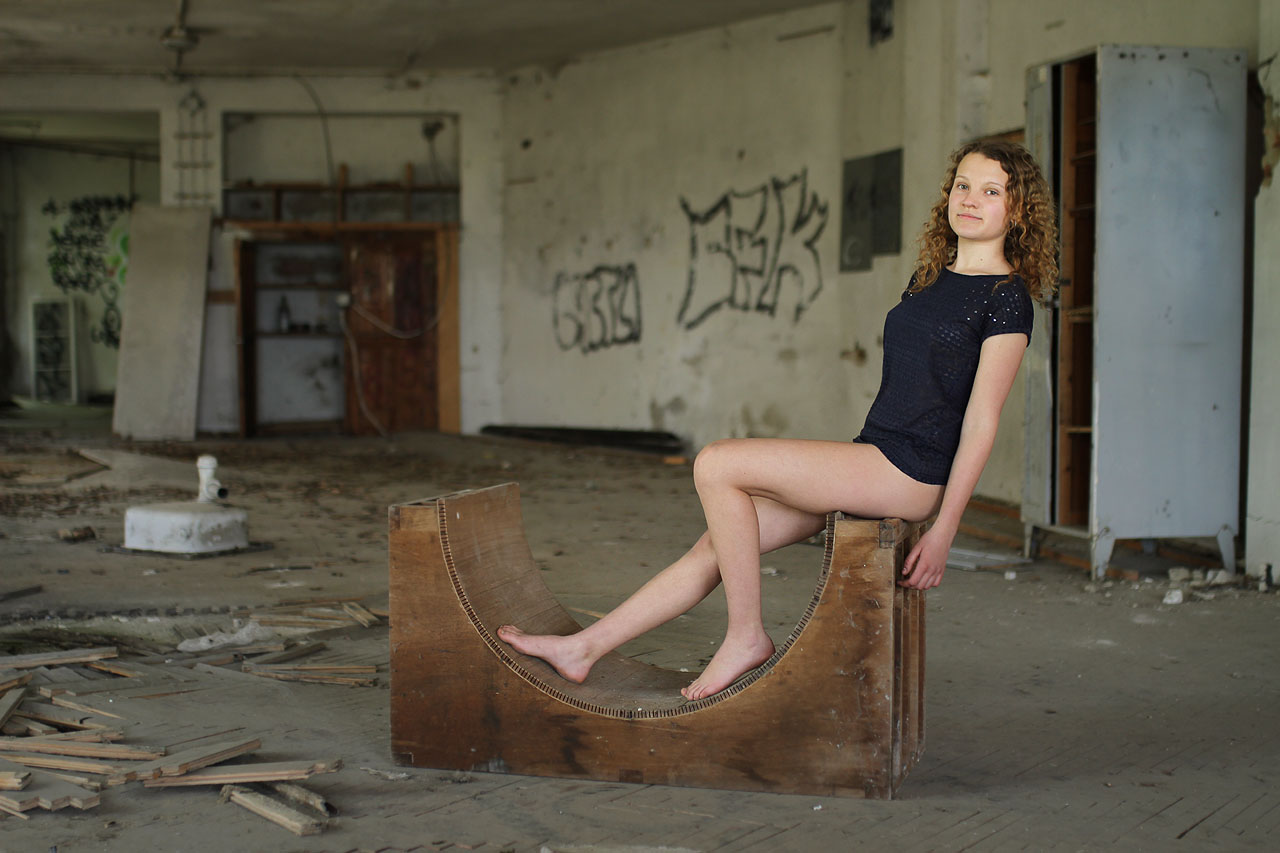 Po ránu jsme začali s průzkumem menší opuštěné továrny na nábytek. Zatím jen ve dvou a s citem.