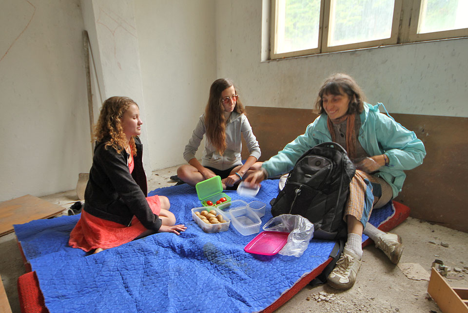 O půl druhé přijely Narayani s Doubravkou a připravily všem vyhládlým modelkám a fotografům hostinu ve velíně opuštěné fabriky.