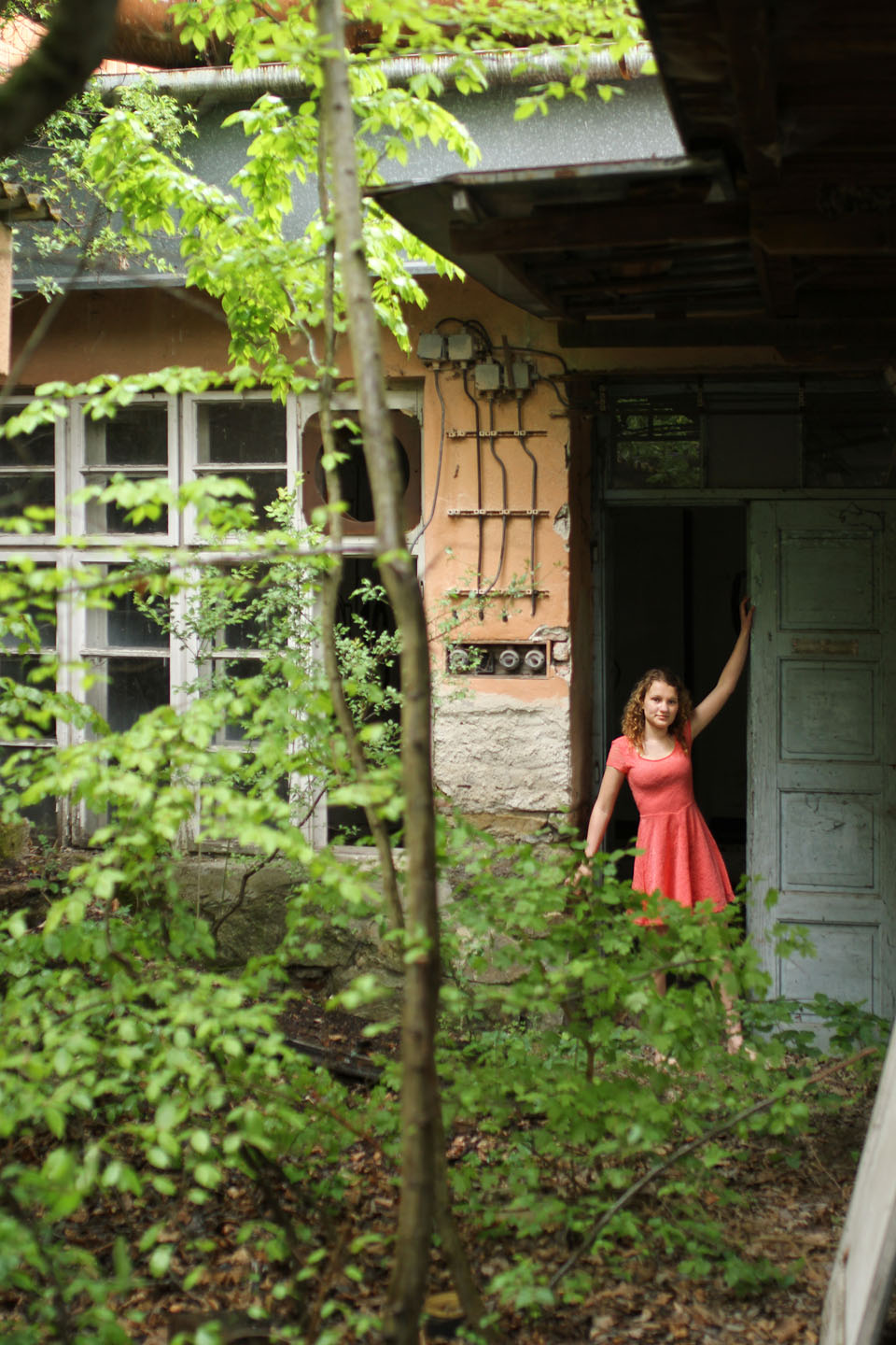 Zarostlá, na svahu nad sebou nakupená tovární nádvoří, protkaná výtahovými šachtami, potrubím a kabely. Nádhera, kterou navíc požírá příroda a v jejíchž kulisách se Barča vyjímala prostě náramně.