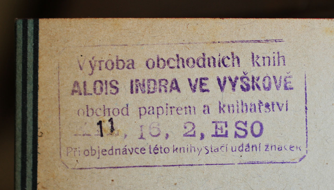 …ale i zachovalou výbavou. Opatrně, abychom nic nepoškodili jsme nahlédli do archivů.