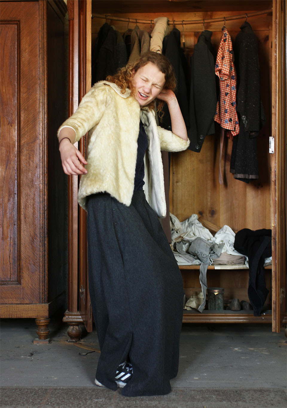 Skutečnou peckou ale byl objev šatní skříně, ve které se zastavil čas v roce 1948. Těžko říct, zda Barča na fotce jásá nebo úpí, ale jistě to bylo intenzivní.