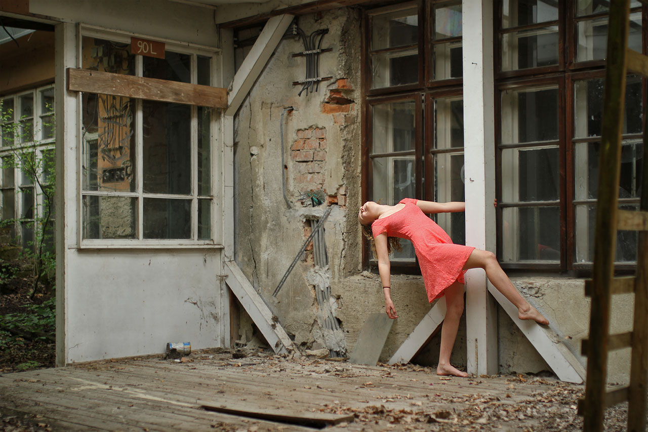 Jako správná nábytkářská továrna je i tato postavená částečně ze dřeva. Světlíky pak do ní vnáší jedinečnou atmosféru i když venku zrovna prší.