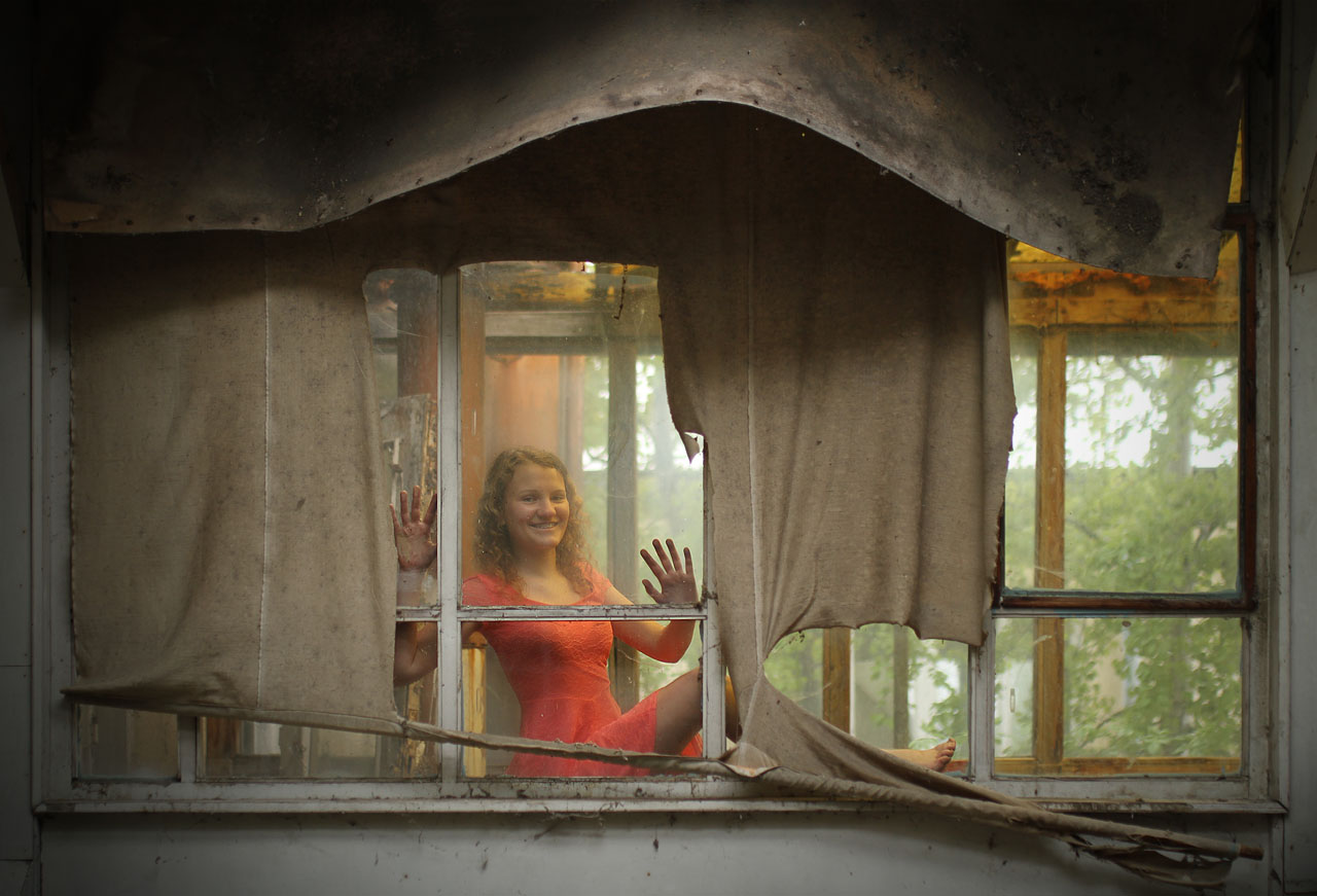 Kdo je tady uvnitř a kdo je venku? V labyrintu oken a stěn člověk může rychle zabloudit a pak nezbývá než si mávat přes sklo.