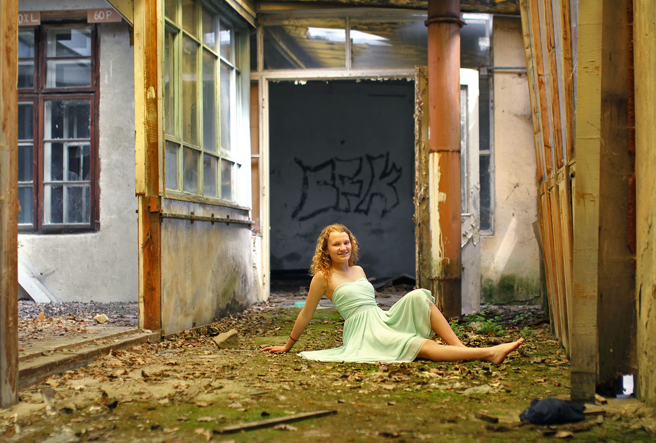 Žlurtá záře laminátových stříšek nám imituje sluneční světlo, které si dává na čas.