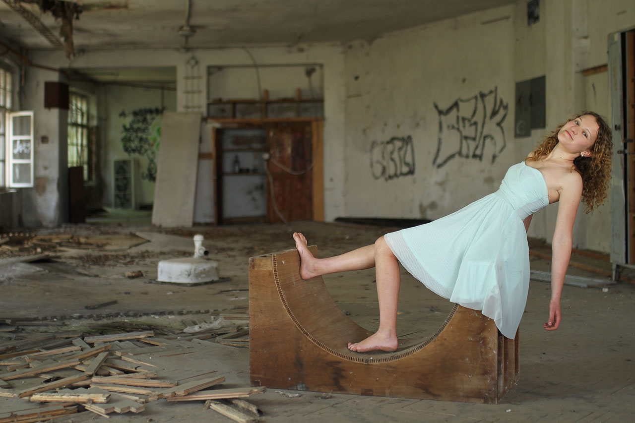 Barča je našponovaná snad ještě víc než vyboulené parkety továrního sálu v pozadí.