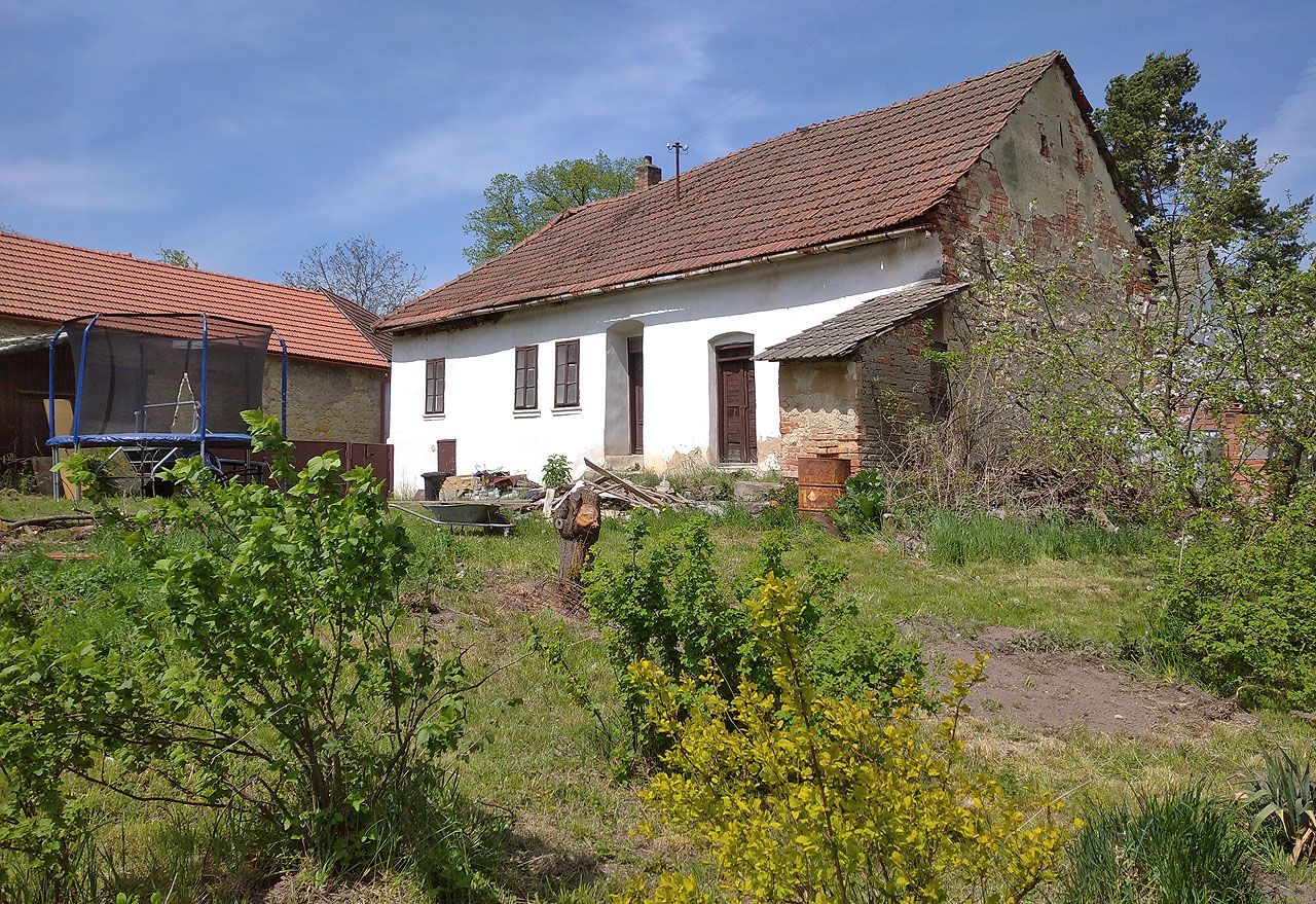 Mírná jarní krajina s příjemnými domky v klidných vesnicích, kde lidi neblázní z covidu, byla pohlazením po duši.