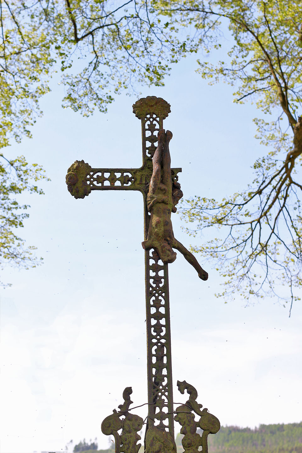 V remízku uprostřed polí jsme našli satanistickou svatyni. A nebo to jen boží rukou stržená větev obrátila Krista na kříži vzhůru nohama?