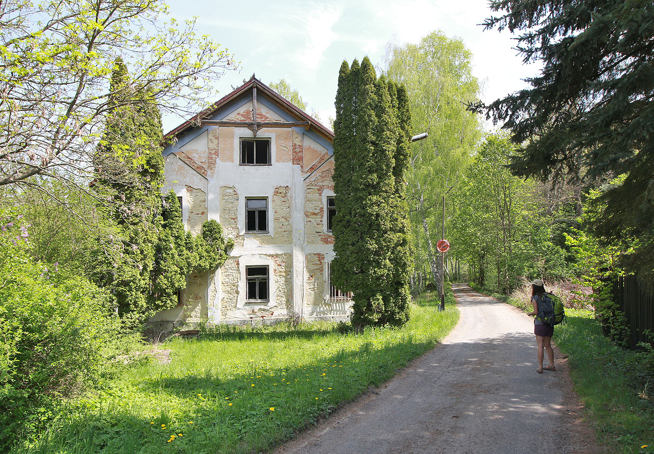 Přesto, že naším cílem tentokrát ani v nejmenším nebyl průzkum opuštěných budov, osud tomu chtěl, že se nám postavil do cesty celý komplex opuštěných lázní Velká Roudka.