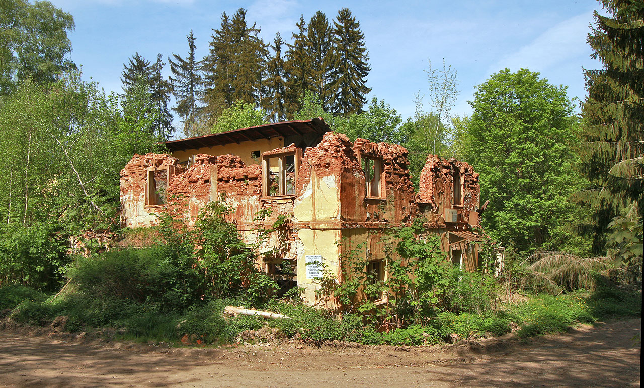Budovy se tu už hroutí do svého posledního stádia, nicméně z nedalekého pramene stále vyvěrá voda, jejíž údajně léčivé vlastnosti daly lázním před dvěma sty léty vzniknout.