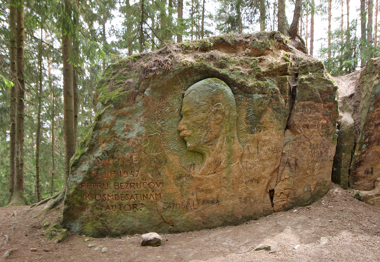 O kousek dál dal v roce 1947 sochař Karel Otáhal průchod svým uměleckým ambicím a vytvořil tu neobvyklý přírodní pomník Petru Bezručovi k osmdesátinám.