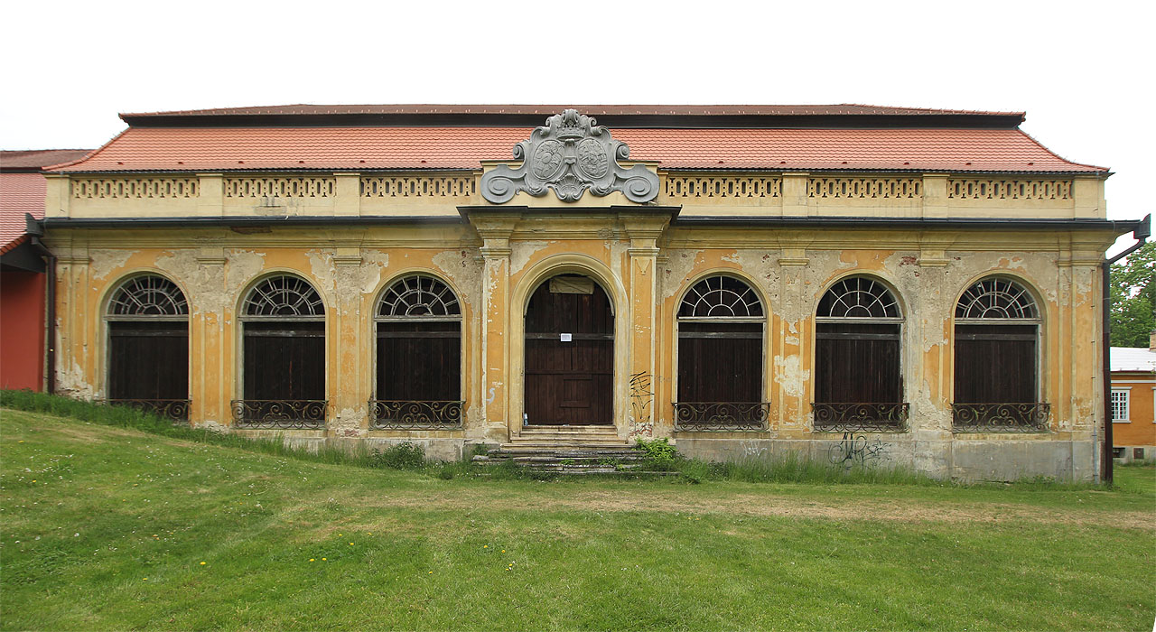 V sobotu odpoledne konečně dosahujeme cíle. Zámek ve Velkých Opatovicích je zčásti muzeem, zčásti úřadem a zčásti prázdný.