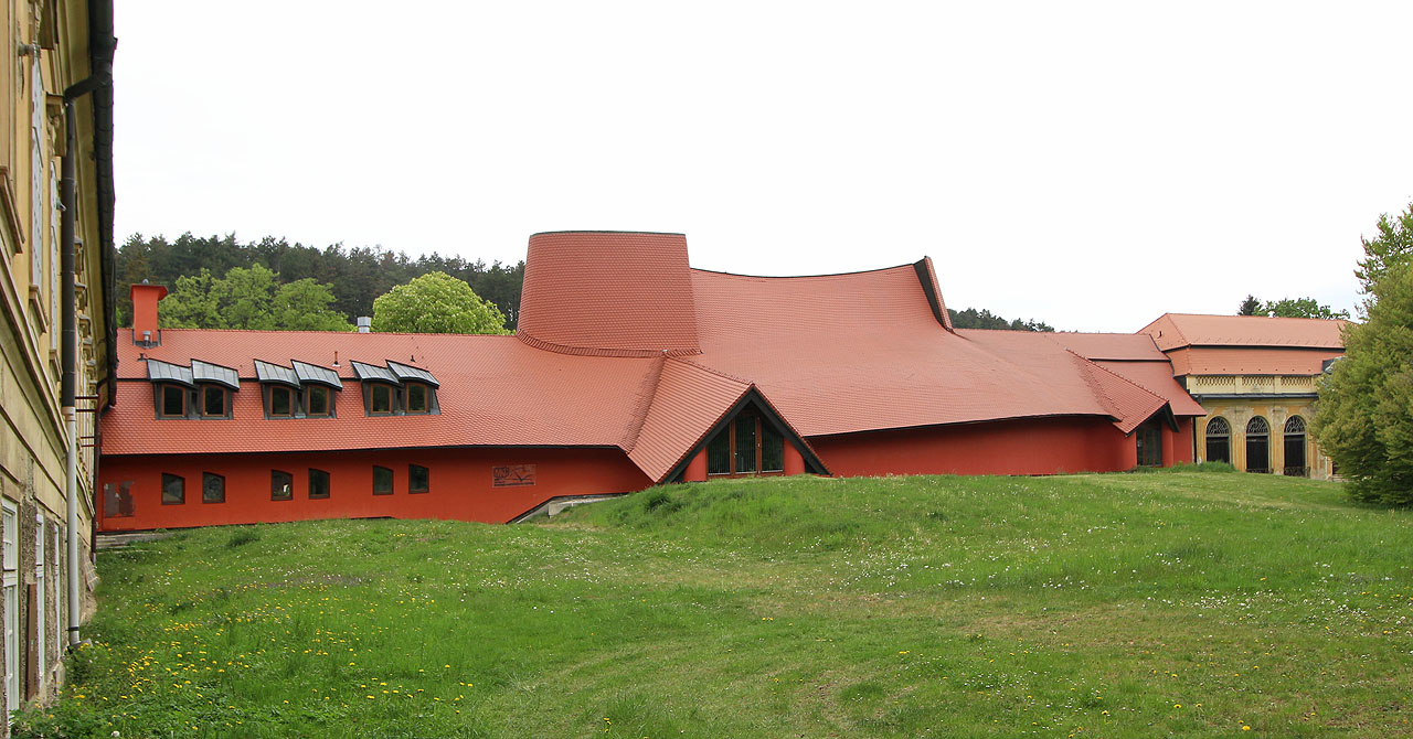 Moravské kartografické centrum vzniklo v podivně dostavěném křídle zámku (pamatuji si pomalu pokračujícíc stavbu z 90. let 20. století) a samo sebe považuje za největší muzeum map v Evropě.