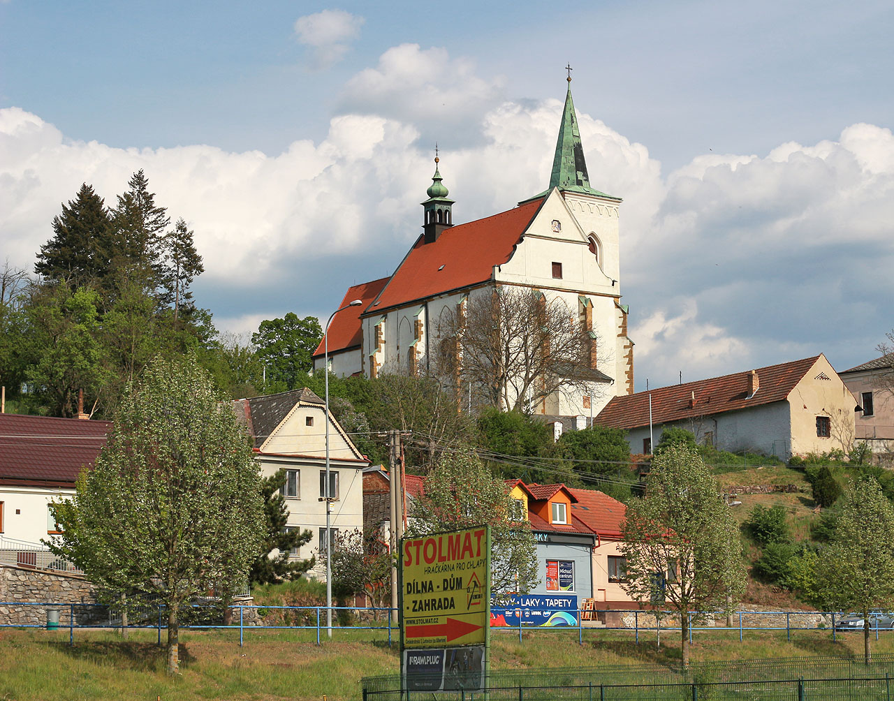 O půl páté dosahujeme výchozího bodu: <a href="/Tema/Letovice">města Letovic</a>. Odsud už (konečně) půjdeme pěšky.