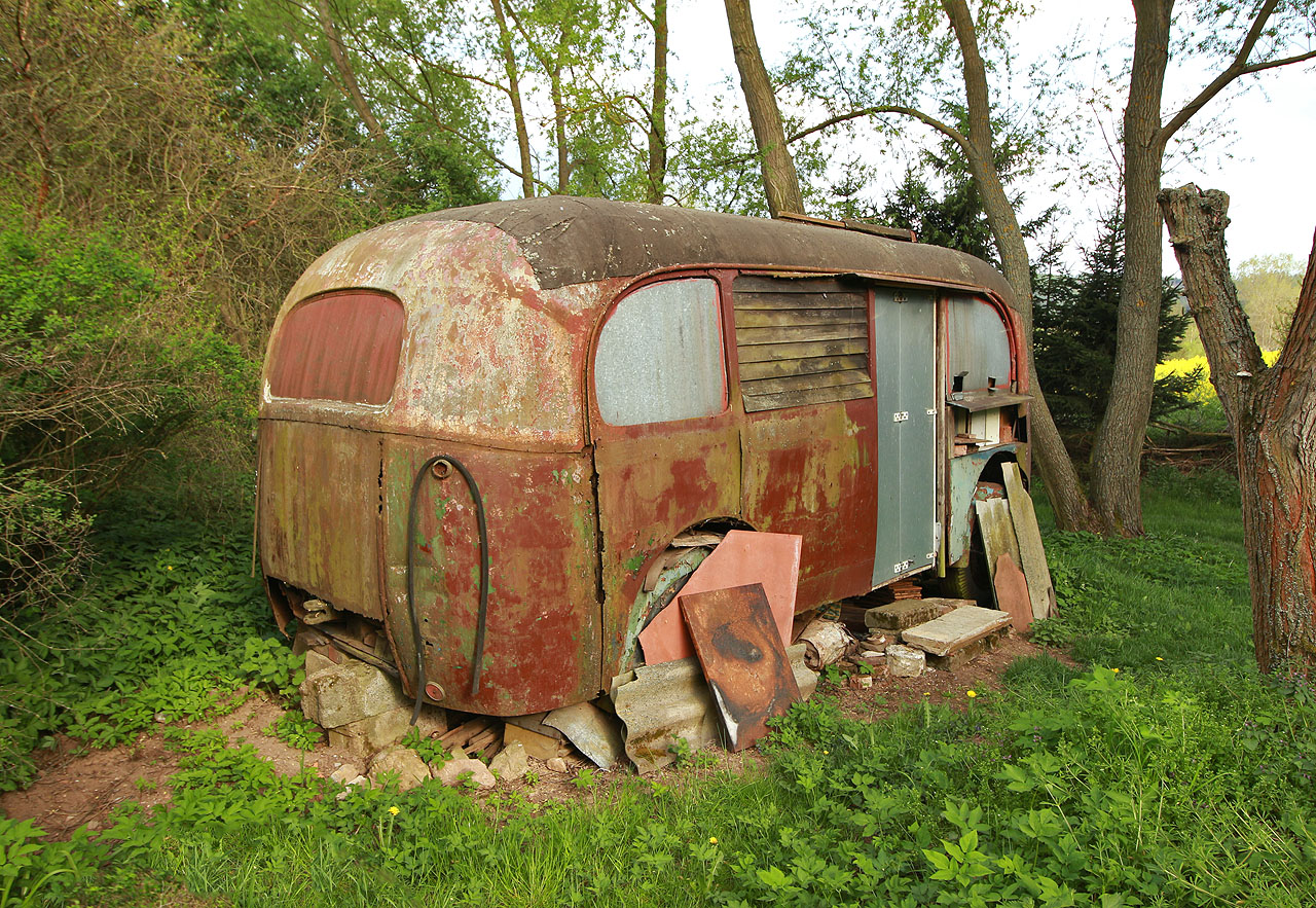 První překvapení nás čeká mezi Kladoruby a Kochovem. Včelín tu někdo postavil z ikonického autobusového přívěsu Karosa D4.
