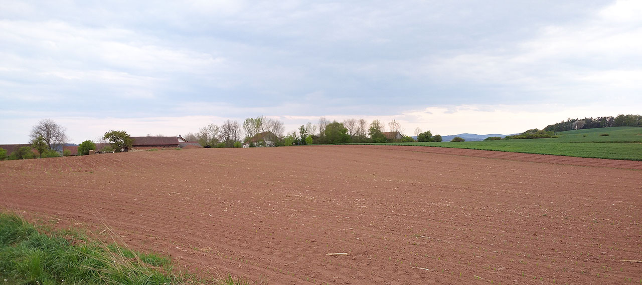 Země je tu známá svojí červenou půdou. Červené jsou tu i cesty a skály, z dětství si pamatuji i docela červený asfalt na místních silncích.