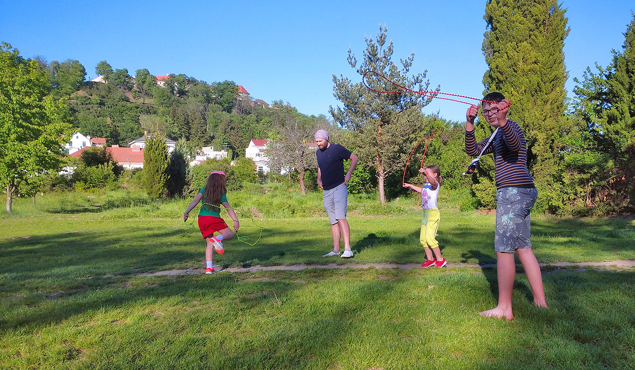 Na třináctém foglarovském odpoledni nás bylo jen pět: Soki, Rychlonožka, Koblížek, Vodník a já.
