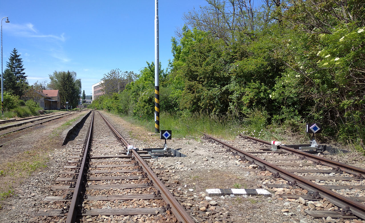 <a href="/Tema/Oslavany (žst)">Železniční stanice v Oslavanech</a>, kdysi překypující životem dělníků i vagónů s uhlím, přijíždějících do elektrárny, stejně jako obyvatel města, kteří mířili za prací do Brna, dnes zeje samotou. Nákladní vlak sem na konečnou přijede jen párkrát do měsíce, s osobními se oslavanští rozloučili už před léty.