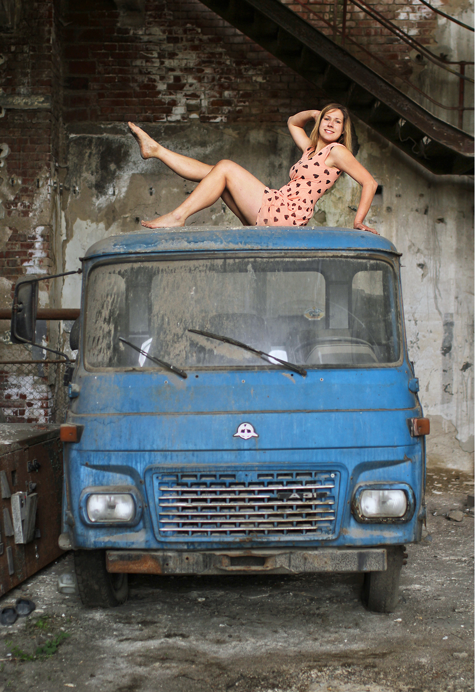 V útrobách staré továrny se občas ukrývají netušené klenoty jasných barev. Ideální pro pin-up girl…