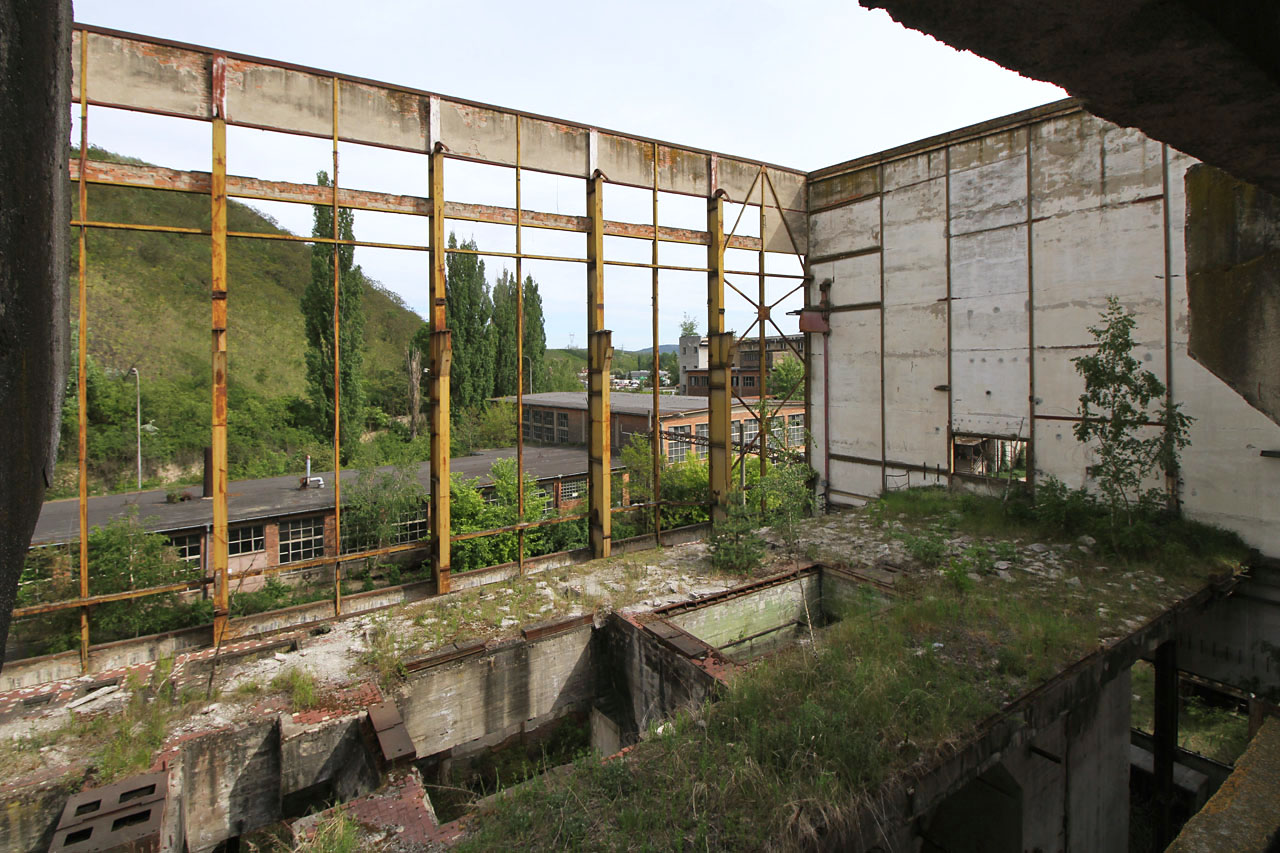 Střechy některých hal už odnesl čas. Přemýšlíme, s jakým rachotem se musely před léty zřítit do hlubin…