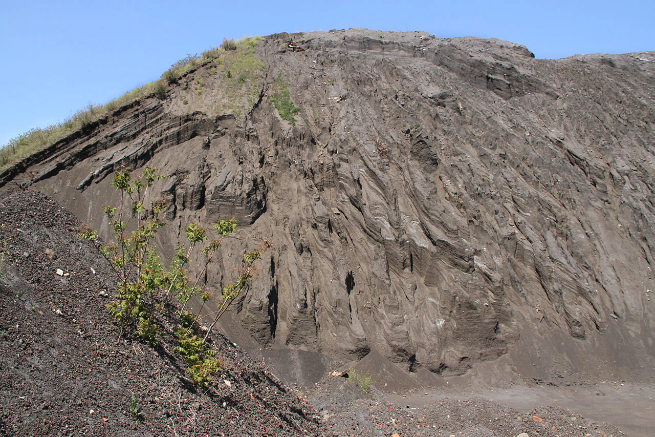 Za elektrárnou se rozkládá halda uhelné hlušiny. Nebude trvat dlouho a z kdysi významné stavby zbude jen podobná hromada.