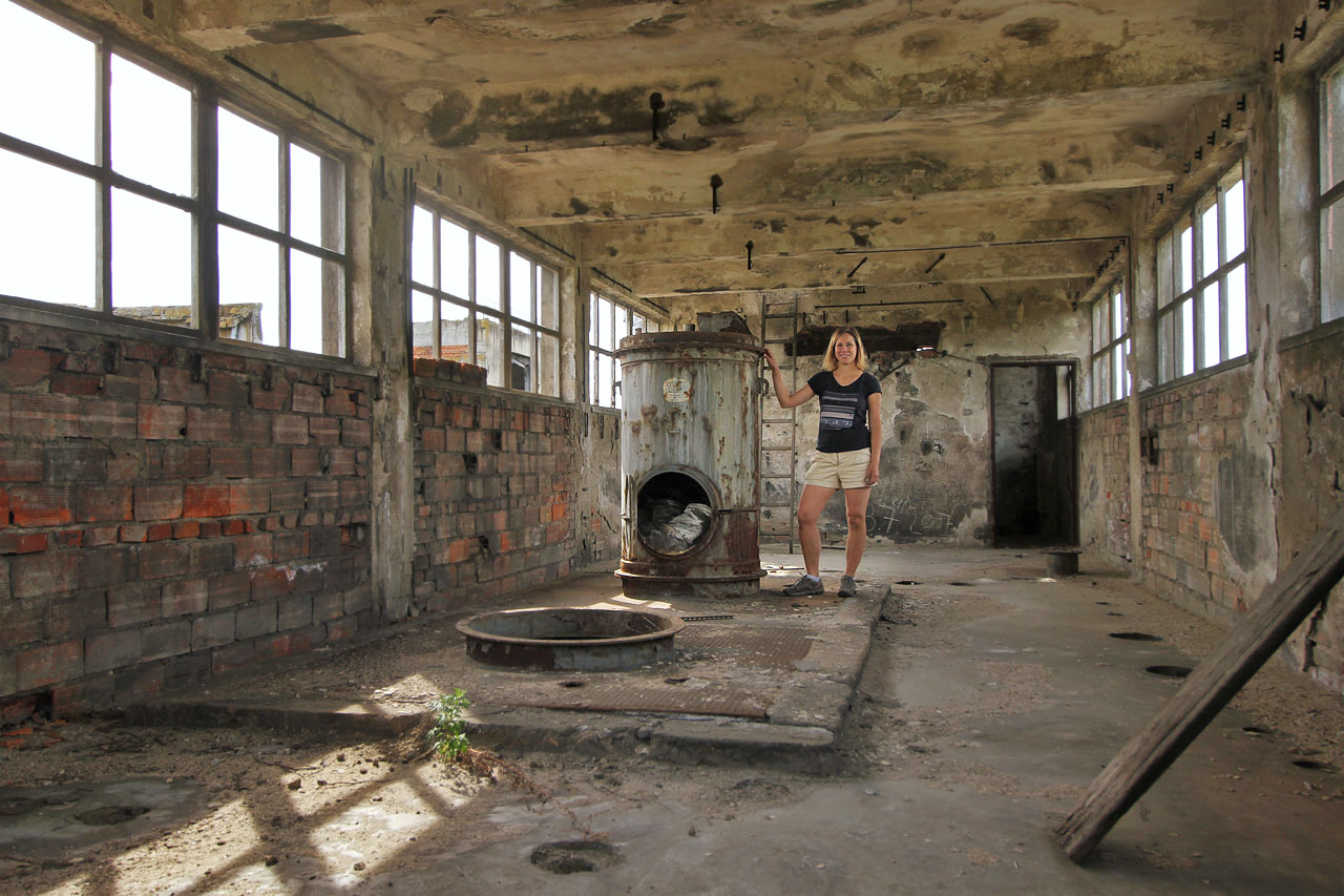 Hanka má slabost pro velké stroje. Naše radost je proto veliká, když objevujeme často nepochopitelná a záhadná zařízení a zbytky strojního vybavení elektrárny.