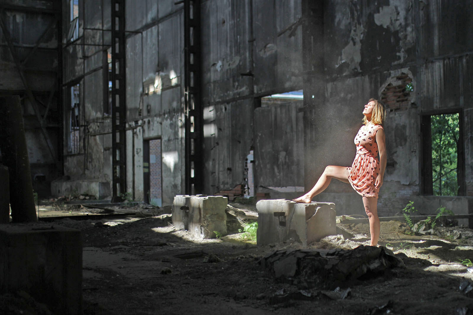 Slunce je zlatou skobou na obloze přibitý. A nebo možná jen na krovech generátorové haly?